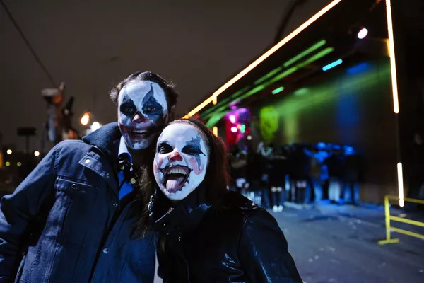 Молодые люди в гриме во время празднования Хэллоуина в Москве