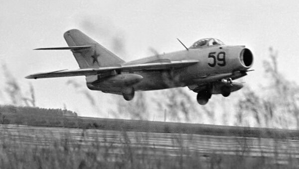 Самолет МИГ-17 взлетает с аэродрома. Архивное фото Самолет МИГ-17 взлетает с аэродрома. Архивное фото