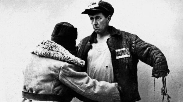Ссыльный Александр Солженицын в лагерной телогрейке, 1953 год Ссыльный Александр Солженицын в лагерной телогрейке, 1953 год