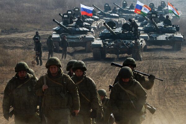 Военнослужащие Вооруженных сил России во время международных российско-индийских межвидовых учений Индра – 2017 на полигоне Сергеевский в Приморском крае Военнослужащие Вооруженных сил России во время международных российско-индийских межвидовых учений Индра – 2017 на полигоне Сергеевский в Приморском крае
