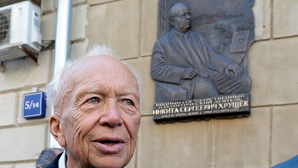 Сын бывшего генерального секретаря ЦК КПСС Никиты Хрущева Сергей Хрущев. Архивное фото Сын бывшего генерального секретаря ЦК КПСС Никиты Хрущева Сергей Хрущев. Архивное фото