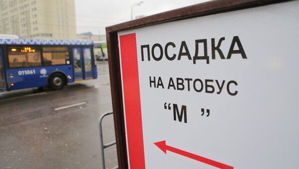 Указатель посадки на автобусы. Архивное фото Указатель посадки на автобусы. Архивное фото