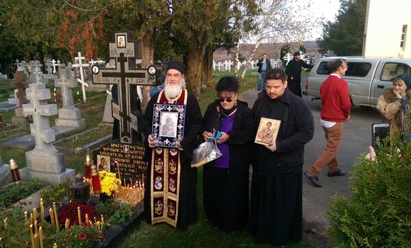 У могилы брата Иосифа протоиерей Сергий Лукьянов с мироточивой Гавайской Иверской иконой Божией Матери, Анджела Муньос-Кортес, хранитель Гавайской иконы - Нектарий Янгсон с иконой самого Иосифа Муньоса. 28 октября 2017 У могилы брата Иосифа протоиерей Сергий Лукьянов с мироточивой Гавайской Иверской иконой Божией Матери, Анджела Муньос-Кортес, хранитель Гавайской иконы - Нектарий Янгсон с иконой самого Иосифа Муньоса. 28 октября 2017