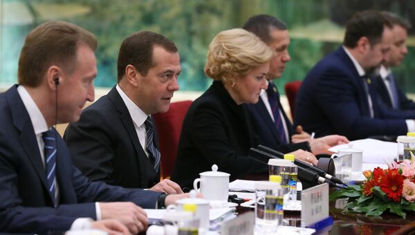 Председатель правительства РФ Дмитрий Медведев во время встречи в Пекине с премьером Государственного совета КНР Ли Кэцяном. 1 ноября 2017 Председатель правительства РФ Дмитрий Медведев во время встречи в Пекине с премьером Государственного совета КНР Ли Кэцяном. 1 ноября 2017