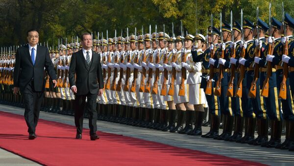 Председатель правительства РФ Дмитрий Медведев и премьер Государственного совета КНР Ли Кэцян в Пекине. 1 ноября 2017 Председатель правительства РФ Дмитрий Медведев и премьер Государственного совета КНР Ли Кэцян в Пекине. 1 ноября 2017