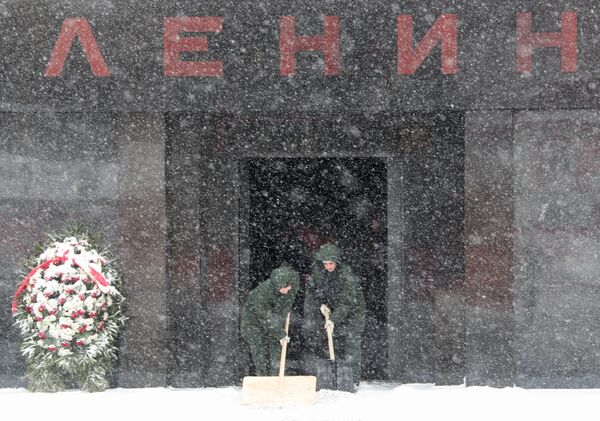 Расчистка снега у входа в мавзолей Владимира Ленина на Красной площади. Депутат Государственной Думы РФ от фракции Единая Россия Владимир Мединский выступил с инициативой о перезахоронении тело Владимира Ленина Расчистка снега у входа в мавзолей Владимира Ленина на Красной площади. Депутат Государственной Думы РФ от фракции Единая Россия Владимир Мединский выступил с инициативой о перезахоронении тело Владимира Ленина