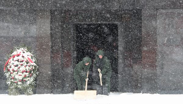 Расчистка снега у входа в мавзолей Владимира Ленина на Красной площади. Депутат Государственной Думы РФ от фракции Единая Россия Владимир Мединский выступил с инициативой о перезахоронении тело Владимира Ленина Расчистка снега у входа в мавзолей Владимира Ленина на Красной площади. Депутат Государственной Думы РФ от фракции Единая Россия Владимир Мединский выступил с инициативой о перезахоронении тело Владимира Ленина