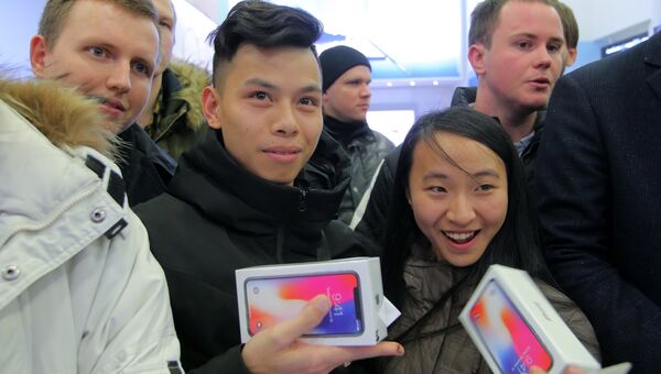 Покупатели во время старта продаж нового смартфона iPhone X в магазине Связной на Тверской улице в Москве. 3 ноября 2017 Покупатели во время старта продаж нового смартфона iPhone X в магазине Связной на Тверской улице в Москве. 3 ноября 2017