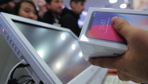Продавцы за прилавком во время старта продаж нового смартфона iPhone X в магазине Связной на Тверской улице в Москве. Продавцы за прилавком во время старта продаж нового смартфона iPhone X в магазине Связной на Тверской улице в Москве.