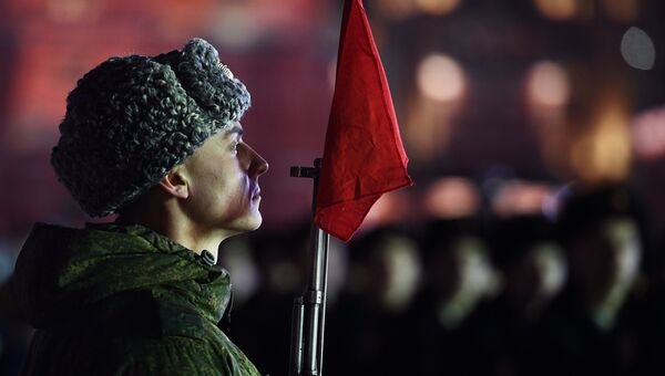 Военнослужащий во время репетиции марша, посвященного 76-й годовщине военного парада на Красной площади 7 ноября 1941 года Военнослужащий во время репетиции марша, посвященного 76-й годовщине военного парада на Красной площади 7 ноября 1941 года
