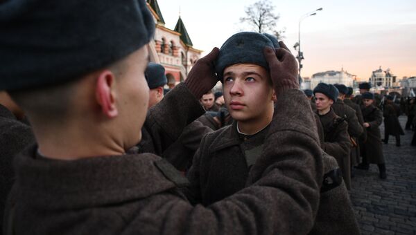 Военнослужащие во время репетиции марша, посвященного 76-й годовщине военного парада на Красной площади 7 ноября 1941 года Военнослужащие во время репетиции марша, посвященного 76-й годовщине военного парада на Красной площади 7 ноября 1941 года