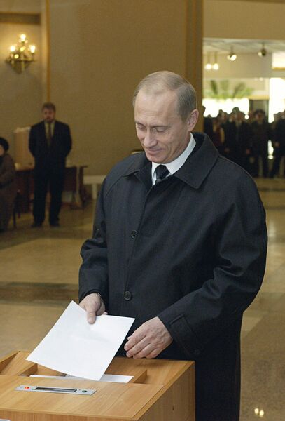 Президент РФ Владимир Путин во время голосования на избирательном участке в день выборов президента Российской Федерации Президент РФ Владимир Путин во время голосования на избирательном участке в день выборов президента Российской Федерации