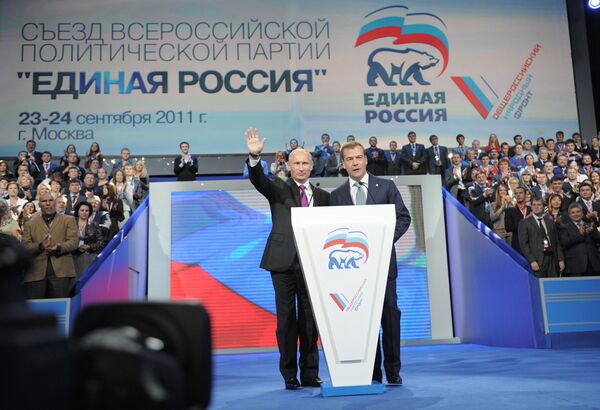 Президент России Дмитрий Медведев и председатель правительства России Владимир Путин после перерыва на XII Съезде Единой России в зале ДС Лужники Президент России Дмитрий Медведев и председатель правительства России Владимир Путин после перерыва на XII Съезде Единой России в зале ДС Лужники