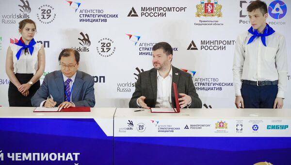 Гендиректор Союза Молодые профессионалы Роберт Уразов и представитель КНР в деловом совете БРИКС по развитию навыков Лю Женинг во время подписания меморандума о взаимопонимании Гендиректор Союза Молодые профессионалы Роберт Уразов и представитель КНР в деловом совете БРИКС по развитию навыков Лю Женинг во время подписания меморандума о взаимопонимании