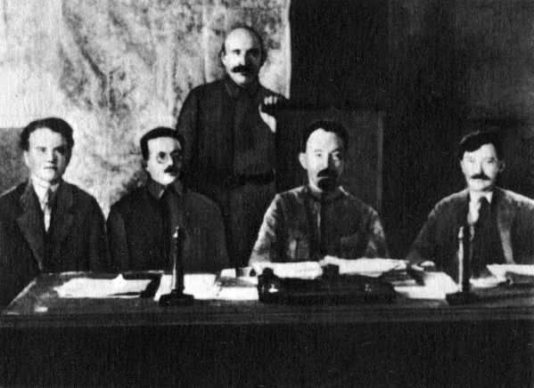 Члены коллегии ВЧК (слева направо) Я. X. Петерс, И. С. Уншлихт, А. Я. Беленький (стоит), Ф. Э. Дзержинский, В. Р. Менжинский, 1921 г. Члены коллегии ВЧК (слева направо) Я. X. Петерс, И. С. Уншлихт, А. Я. Беленький (стоит), Ф. Э. Дзержинский, В. Р. Менжинский, 1921 г.