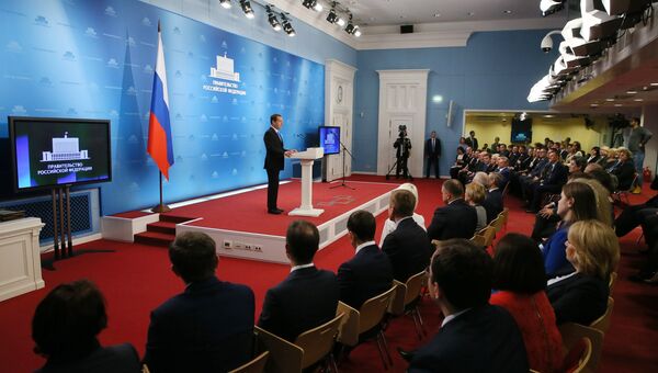 Дмитрий Медведев выступает на церемонии награждения премиями правительства РФ за достижение высоких результатов в области качества. 9 ноября 2017 Дмитрий Медведев выступает на церемонии награждения премиями правительства РФ за достижение высоких результатов в области качества. 9 ноября 2017