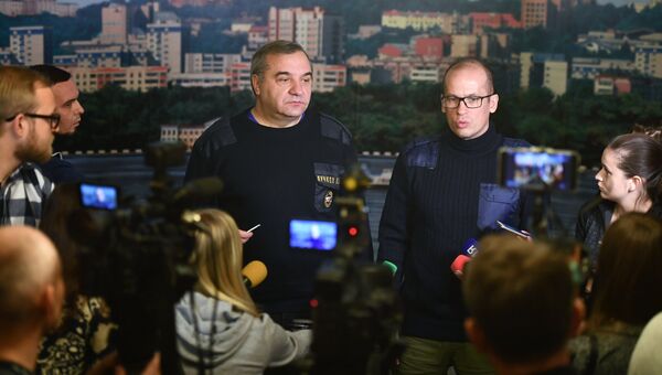 Глава МЧС РФ Владимир Пучков и глава Удмуртии Александр Бречалов во время брифинга. 10 ноября 2017 Глава МЧС РФ Владимир Пучков и глава Удмуртии Александр Бречалов во время брифинга. 10 ноября 2017