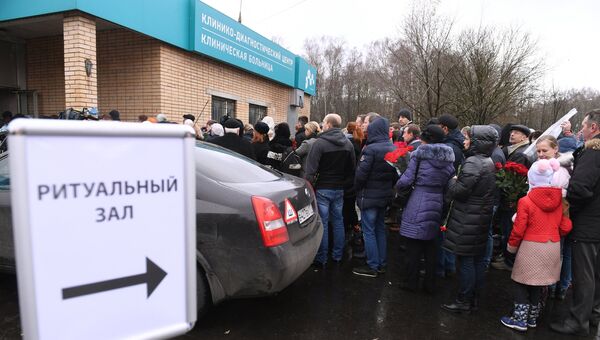 Люди у клиники Медси в Московской области, пришедшие проститься с сатириком Михаилом Задорновым. 12 ноября 2017 Люди у клиники Медси в Московской области, пришедшие проститься с сатириком Михаилом Задорновым. 12 ноября 2017