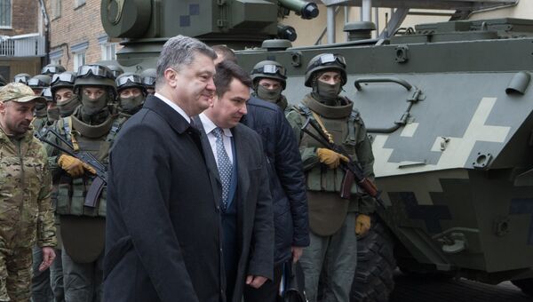 Президент Украины Петр Порошенко и глава Национального антикоррупционного бюро Украины Артем Сытник принимают участие в церемонии принесения присяги сотрудниками НАБУ в Киеве Президент Украины Петр Порошенко и глава Национального антикоррупционного бюро Украины Артем Сытник принимают участие в церемонии принесения присяги сотрудниками НАБУ в Киеве