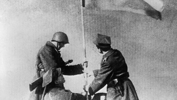 Советский и польский солдаты водружают знамя победы. Варшава, 1945 год Советский и польский солдаты водружают знамя победы. Варшава, 1945 год