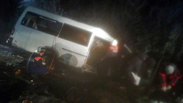 Сотрудники МЧС России у пассажирского микроавтобуса, попавшего в ДТП в Килемарском районе Республики Марий Эл. 16 ноября 2017 Сотрудники МЧС России у пассажирского микроавтобуса, попавшего в ДТП в Килемарском районе Республики Марий Эл. 16 ноября 2017
