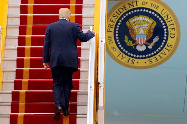 Президент США Дональд Трамп поднимается по трапу борта номер 1 Президент США Дональд Трамп поднимается по трапу борта номер 1