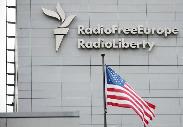 Вывеска на здании штаб-квартиры международной радиовещательной организации Свободная Европа/Свобода в Праге Вывеска на здании штаб-квартиры международной радиовещательной организации Свободная Европа/Свобода в Праге