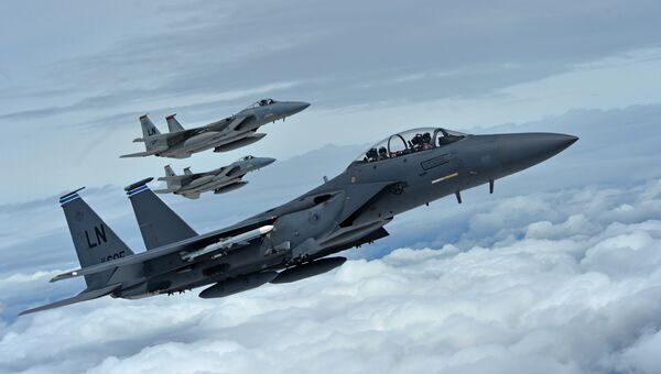 Истребители F-15C и F-15E ВВС США в небе Истребители F-15C и F-15E ВВС США в небе