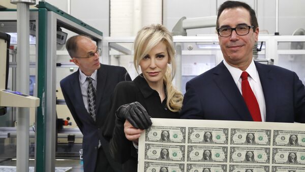Глава Минфина США Стивен Мнучин и его жена Луиза Линтон Глава Минфина США Стивен Мнучин и его жена Луиза Линтон