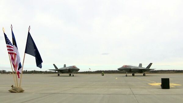 Американские истребители F-35 на авиабазе Амари в Харьюмаа, Эстония Американские истребители F-35 на авиабазе Амари в Харьюмаа, Эстония