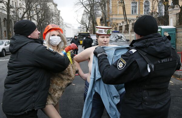 Задержание активисток женской правозащитной группы Фемен во время акции протеста против президента Украины Петра Порошенко в Киеве. 21 ноября 2017 Задержание активисток женской правозащитной группы Фемен во время акции протеста против президента Украины Петра Порошенко в Киеве. 21 ноября 2017