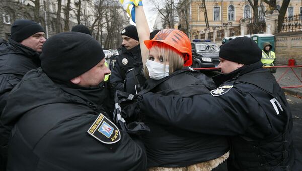 Задержание активисток женской правозащитной группы Фемен во время акции протеста против президента Украины Петра Порошенко в Киеве. 21 ноября 2017 Задержание активисток женской правозащитной группы Фемен во время акции протеста против президента Украины Петра Порошенко в Киеве. 21 ноября 2017