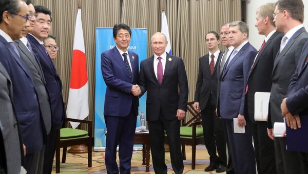 Президент РФ Владимир Путин и премьер-министр Японии Синдзо Абэ во время встречи на полях саммита АТЭС в Дананге. 10 ноября 2017 Президент РФ Владимир Путин и премьер-министр Японии Синдзо Абэ во время встречи на полях саммита АТЭС в Дананге. 10 ноября 2017