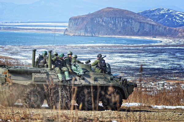 Морские пехотинцы десантно-штурмовой роты на учениях соединений морской пехоты Тихоокеанского флота Морские пехотинцы десантно-штурмовой роты на учениях соединений морской пехоты Тихоокеанского флота
