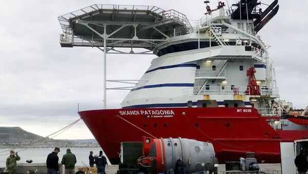 Спасательная команда флота ВМС США возле судна Skandi Patagonia в гавани Комодоро-Ривадавия пред отплытием на поиски пропавшей субмарины Сан-Хуан. 21 ноября 2017 Спасательная команда флота ВМС США возле судна Skandi Patagonia в гавани Комодоро-Ривадавия пред отплытием на поиски пропавшей субмарины Сан-Хуан. 21 ноября 2017