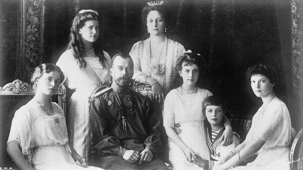 Великая Княгиня Ольга, Великая Княгиня Мария, Николай II, Александра, Великая Княгиня Анастасия, Царевич Алексей, Великая Княгиня Татьяна Великая Княгиня Ольга, Великая Княгиня Мария, Николай II, Александра, Великая Княгиня Анастасия, Царевич Алексей, Великая Княгиня Татьяна