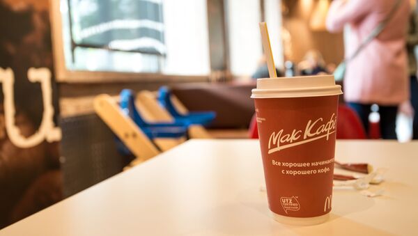 Стакан кофе в McDonald’s. Архивное фото Стакан кофе в McDonald’s. Архивное фото