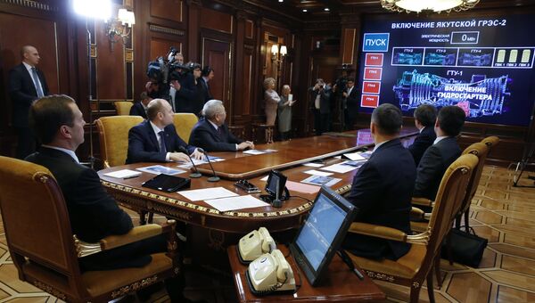 Председатель правительства РФ Дмитрий Медведев в режиме видеоконференции принимает участие в торжественной церемонии ввода в эксплуатацию Якутской ГРЭС-2. 28 ноября 2017 Председатель правительства РФ Дмитрий Медведев в режиме видеоконференции принимает участие в торжественной церемонии ввода в эксплуатацию Якутской ГРЭС-2. 28 ноября 2017