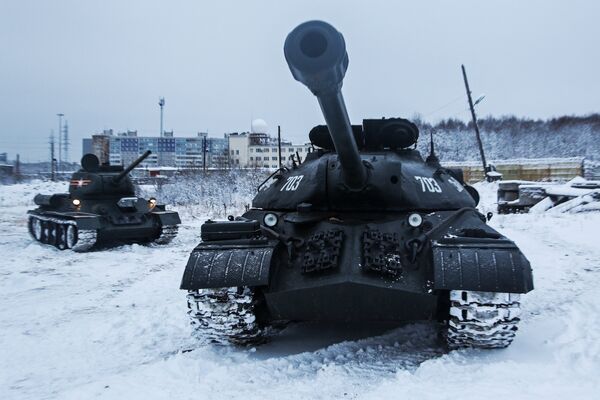 ПокСредний танк Т-34 (слева) и тяжёлый танк ИС-3 созданного на Северном флоте исторического взвода бронетехники времён Великой Отечественной войны во время показательного выезда на полигон в Мурманске ПокСредний танк Т-34 (слева) и тяжёлый танк ИС-3 созданного на Северном флоте исторического взвода бронетехники времён Великой Отечественной войны во время показательного выезда на полигон в Мурманске