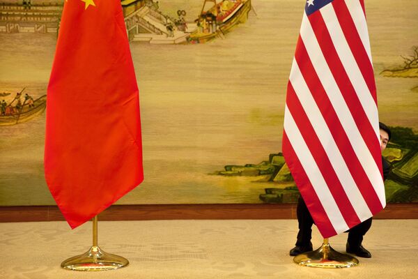Флаги Китая и США перед встречей глав дипломатических ведомств в Пекине, КНР Флаги Китая и США перед встречей глав дипломатических ведомств в Пекине, КНР