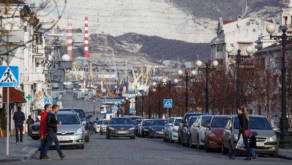 Жители города на улице Новороссийска. Архивное фото Жители города на улице Новороссийска. Архивное фото