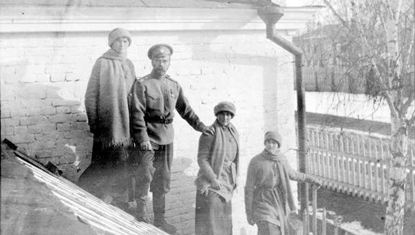 Николай II с дочерьми Ольгой, Анастасией и Татьяной (Тобольск, зима 1917 года). Архивное фото Николай II с дочерьми Ольгой, Анастасией и Татьяной (Тобольск, зима 1917 года). Архивное фото