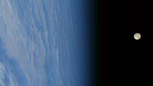Фотография суперлуния, сделанная с борта МКС. 3 декабря 2017 Фотография суперлуния, сделанная с борта МКС. 3 декабря 2017