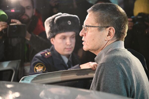 Экс-министр экономического развития Алексей Улюкаев у Замоскворецкого суда после слушаний по его делу. 4 декабря 2017 Экс-министр экономического развития Алексей Улюкаев у Замоскворецкого суда после слушаний по его делу. 4 декабря 2017