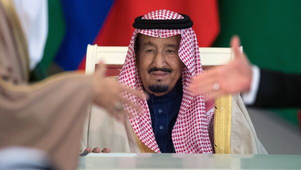 Король Саудовской Аравии Сальман Бен Абдель Азиз Аль Сауд на церемонии подписания документов по итогам российско-саудовских переговоров Король Саудовской Аравии Сальман Бен Абдель Азиз Аль Сауд на церемонии подписания документов по итогам российско-саудовских переговоров