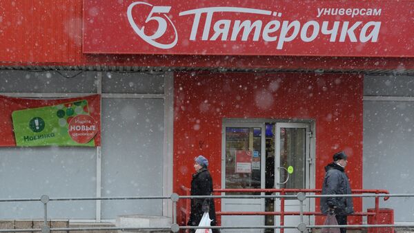 Покупатели выходят из магазина сети Пятерочка Покупатели выходят из магазина сети Пятерочка