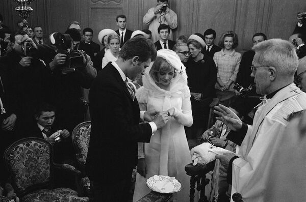 Джонни Халлидей и Сильви Вартан на свадебной церемонии. 12 апреля 1965 Джонни Халлидей и Сильви Вартан на свадебной церемонии. 12 апреля 1965
