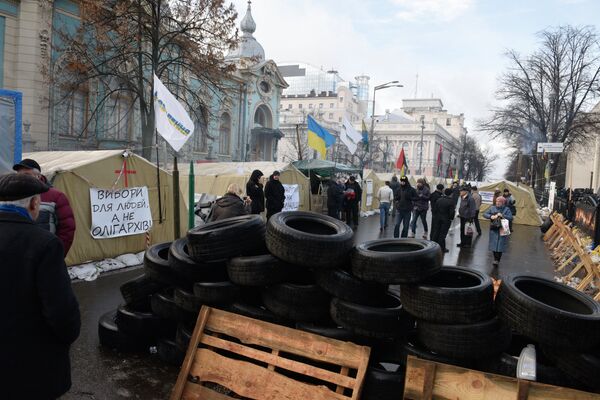 Сторонники Михаила Саакашвили у здания Верховной Рады Украины в Киеве. 6 декабря 2017 Сторонники Михаила Саакашвили у здания Верховной Рады Украины в Киеве. 6 декабря 2017