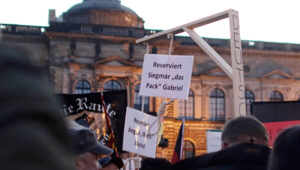 Активисты движения PEGIDA проводят акцию протеста в Дрездене Активисты движения PEGIDA проводят акцию протеста в Дрездене