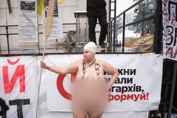 Активистка Femen во время акции у здания Верховной рады Украины в Киеве Активистка Femen во время акции у здания Верховной рады Украины в Киеве